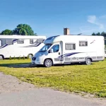 Ein integriertes und ein teilintegriertes Wohnmobil auf Stellplatz in der Kaiserpfalz