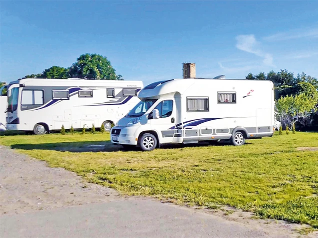 Ein integriertes und ein teilintegriertes Wohnmobil auf Stellplatz in der Kaiserpfalz