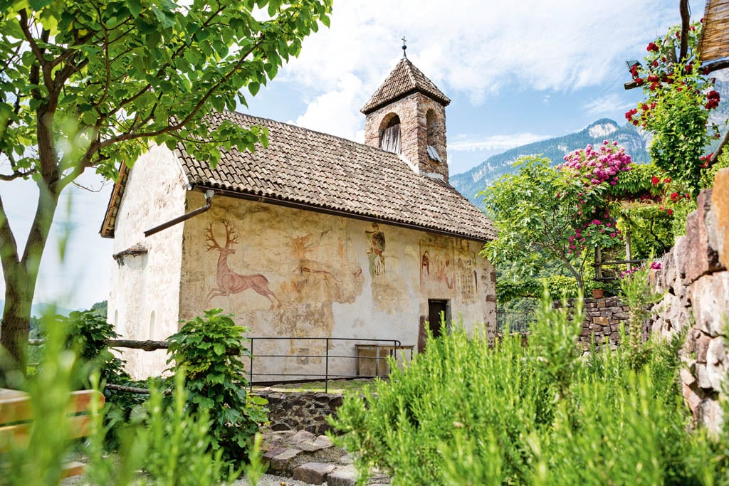 Eppan: Blitzblaue Seen vor grünem Hintergrund