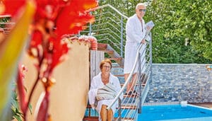 Stellplatz an der Therme: Mann und Frau in der Therme von Holmernhof Camping & mehr.