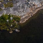 Schweden mit dem Wohnmobil: Drohnenansicht von der Küste in Schweden.