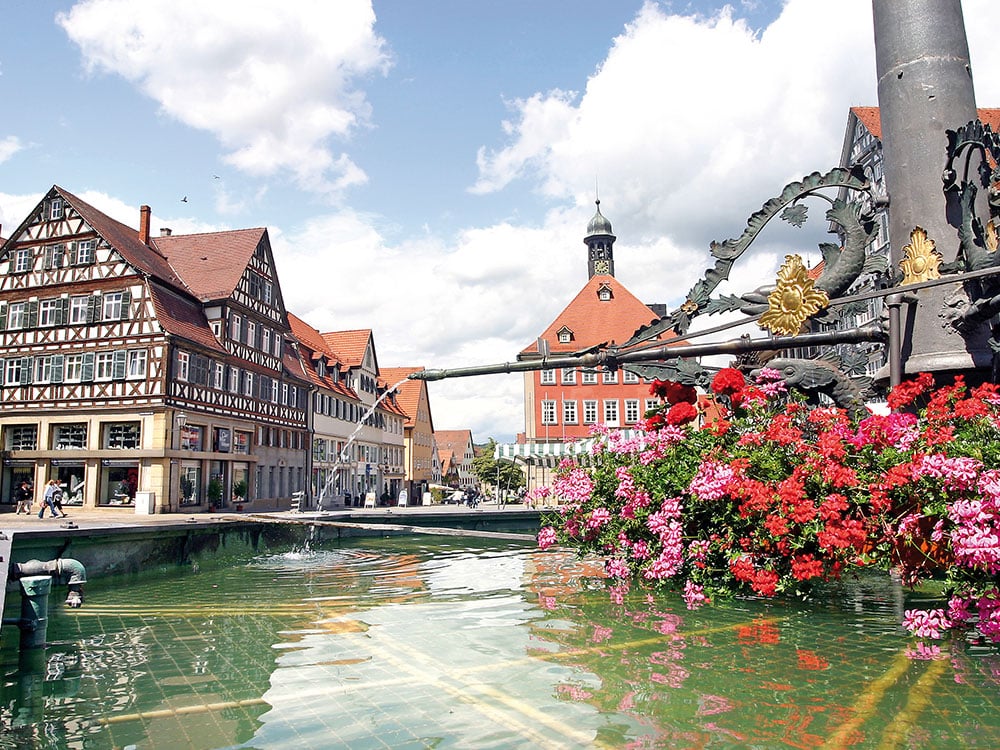Rathaus beim Brunnen am Marktplatz in Schorndorf.