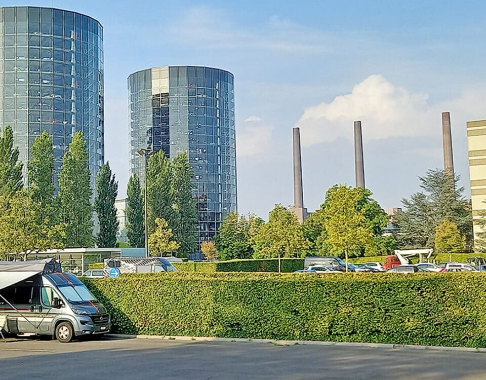 Stellplatz mit Campervan in der Autostadt.