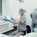 Patient und Arzt im Behandlungszimmer.