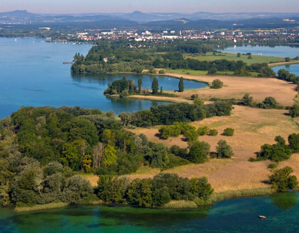 Luftaufnahme der Insel Mettnau bei Radolfzell am Bodensee.