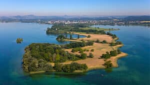 Luftaufnahme der Insel Mettnau bei Radolfzell am Bodensee.