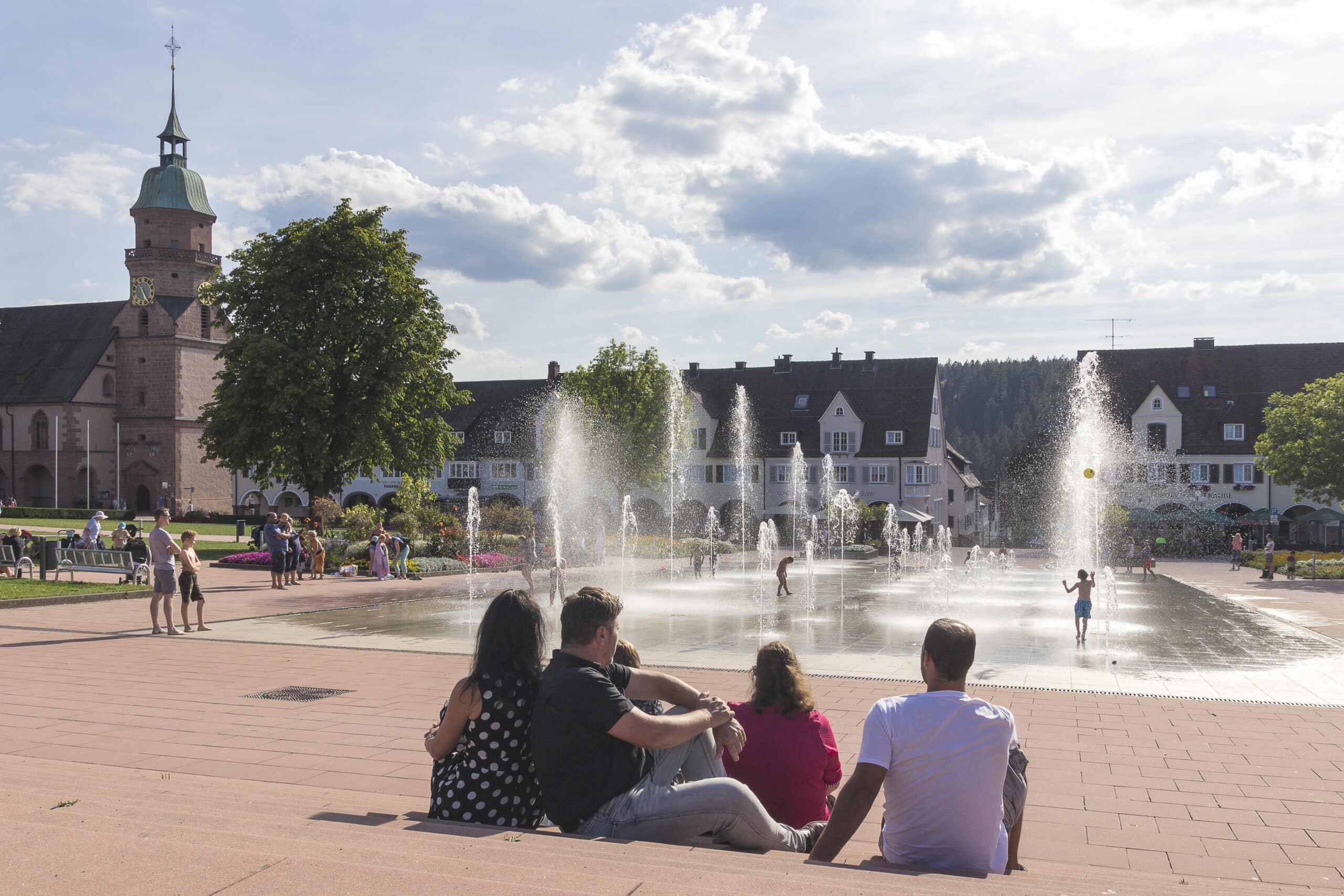 Gruppe von Menschen sitzt am Marktplatz in Freudenstadt.