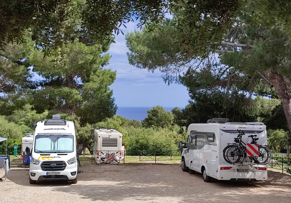 Stellplatz mit Wohnmobilen auf Sardinien.