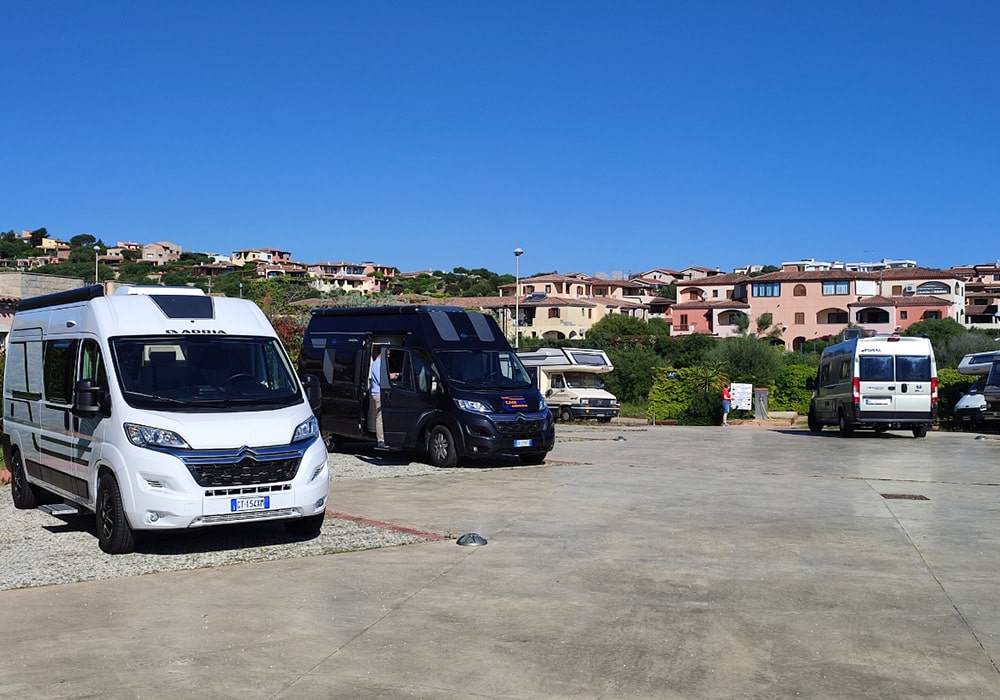 Stellplatz mit Wohnmobilen auf Sardinien.