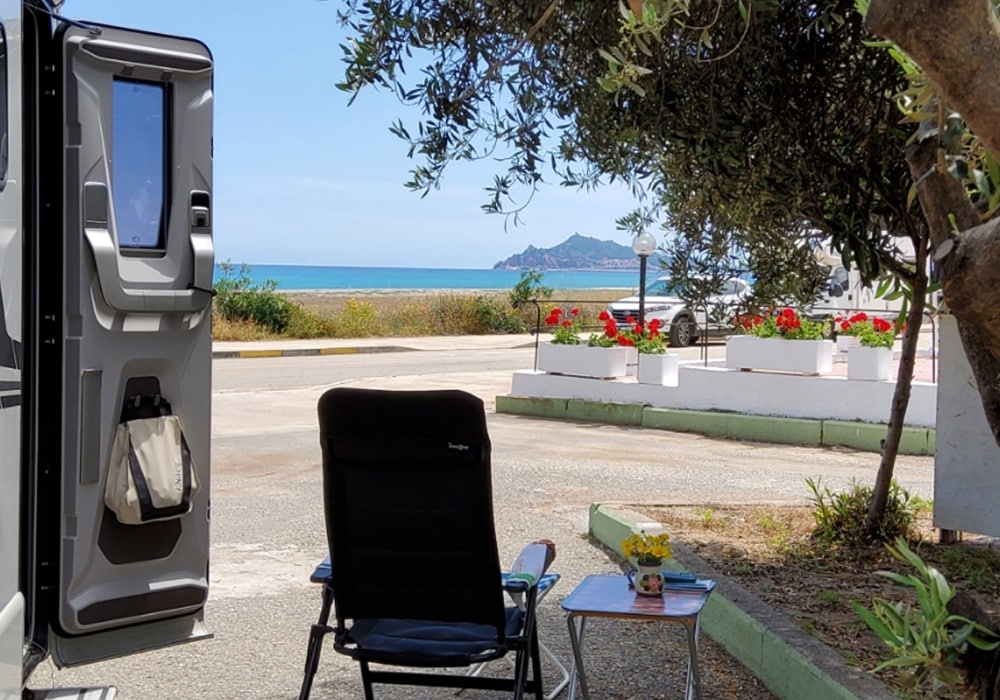 Blick aus dem Wohnmobil auf das Meer in Sardinien.