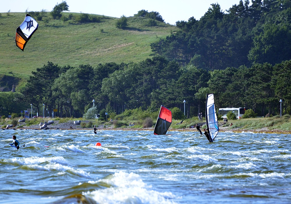 Surfer auf Rügen im Wasser.