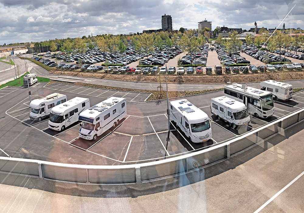 Wohnmobile auf Parkplatz, Roermond.