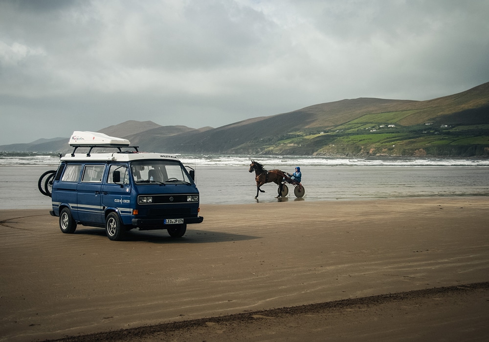 Camper und Pferd am Meer in Irland