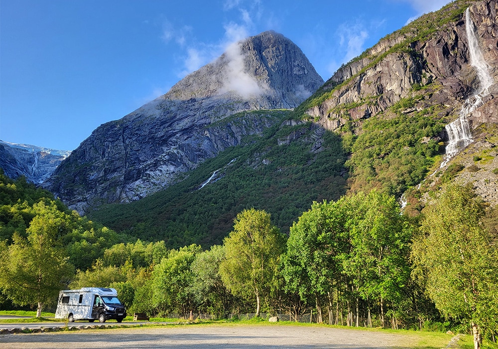 Wohnmobil in Landschaft in Norwegen