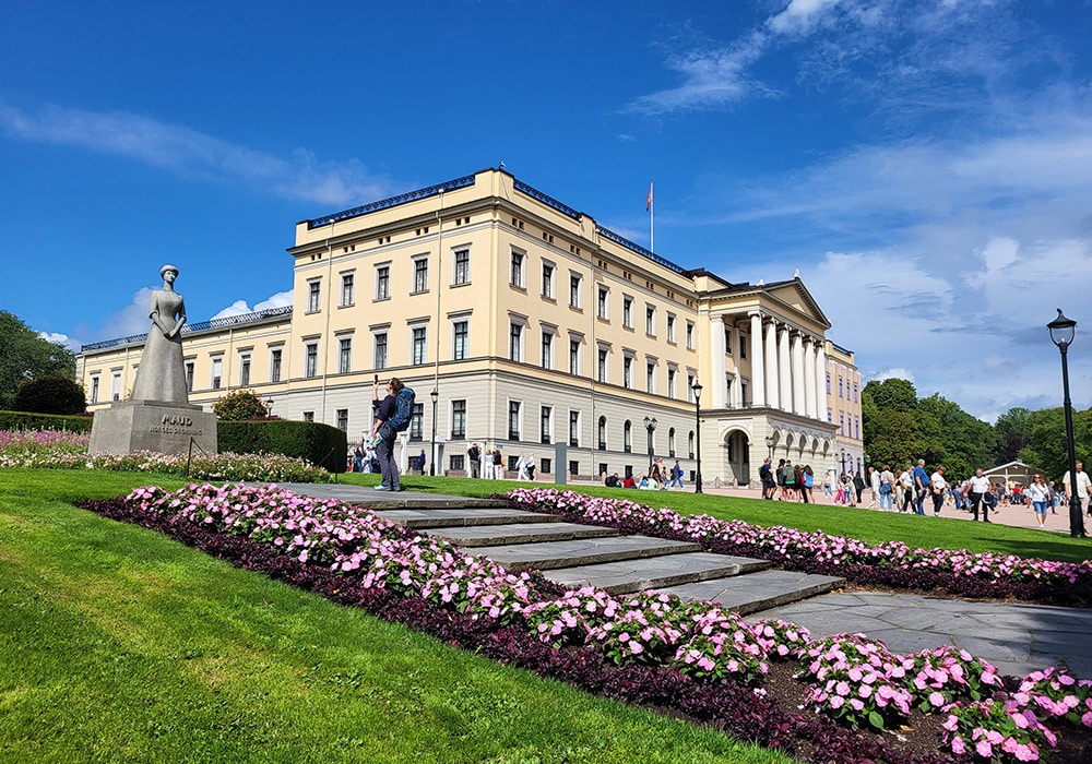 Gebäude und Park in Oslo in Norwegen