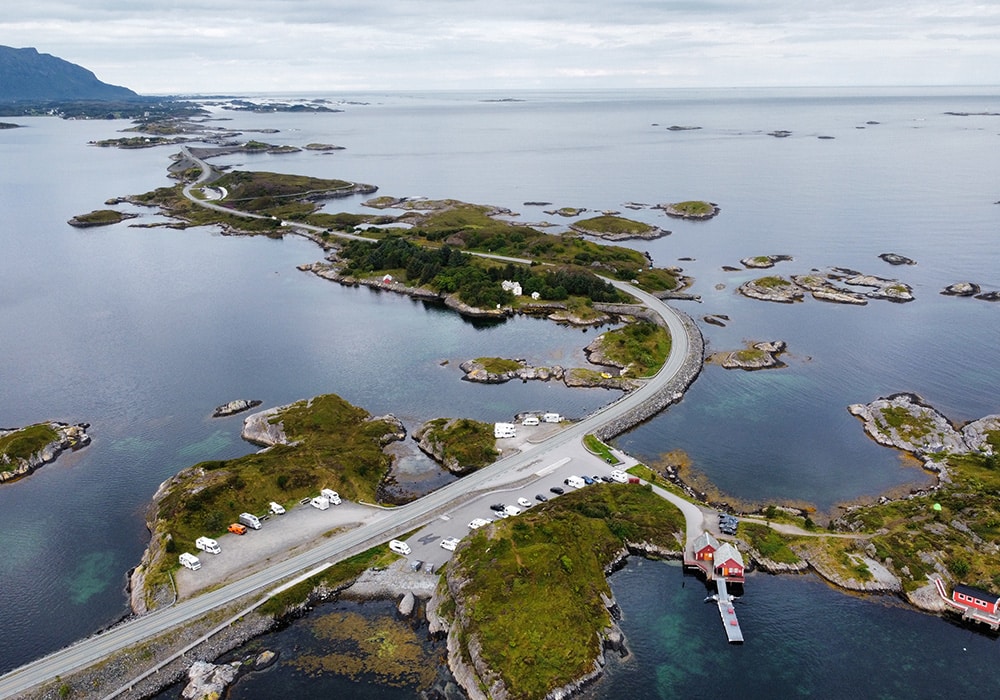 Straße über dem Meer in Norwegen