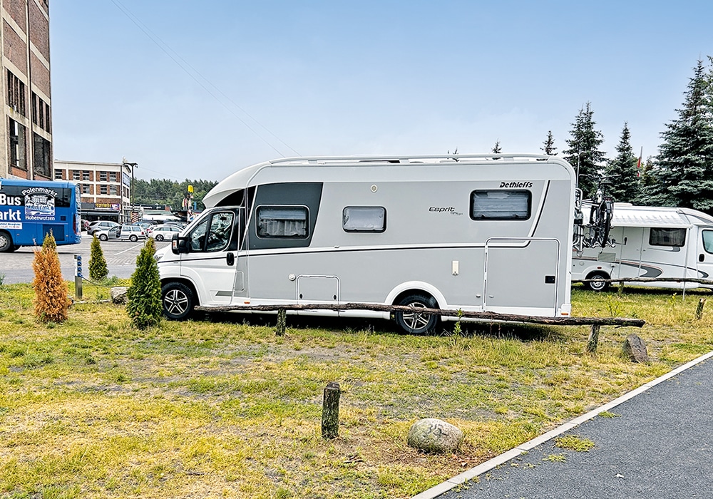 Wohnmobil auf dem Stellplatz Camping an der Oder am Polenmarkt Hohenwutzen in Cedynia.