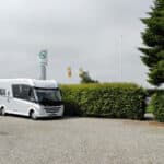 Wohnmobil steht auf dem Stellplatz in Rodding in Dänemark.