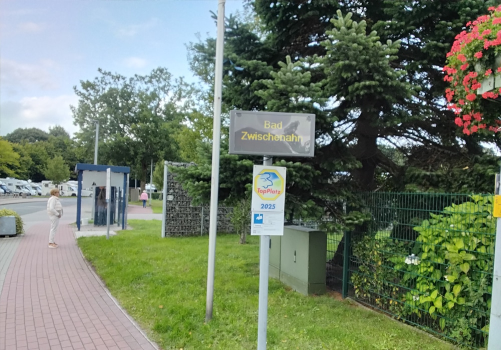 Wohnmobilstellplatz am Badepark in Bad Zwischenahn mit umgebener Landschaft und See.