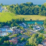 Wohnmobilstellplatz am Badepark in Bad Zwischenahn mit umgebener Landschaft und See.