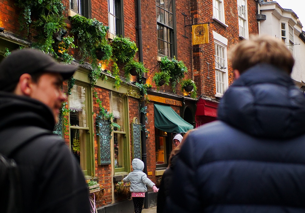 Drei Personen in einer Straße in York in England