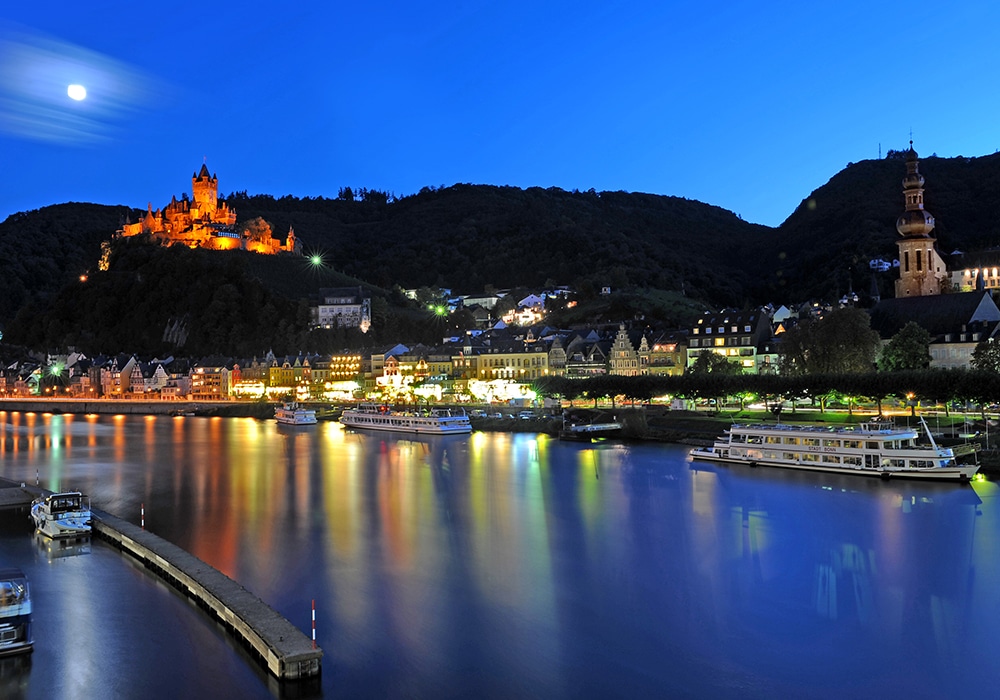 Lichter der Stadt bei Dämmerung an der Mosel