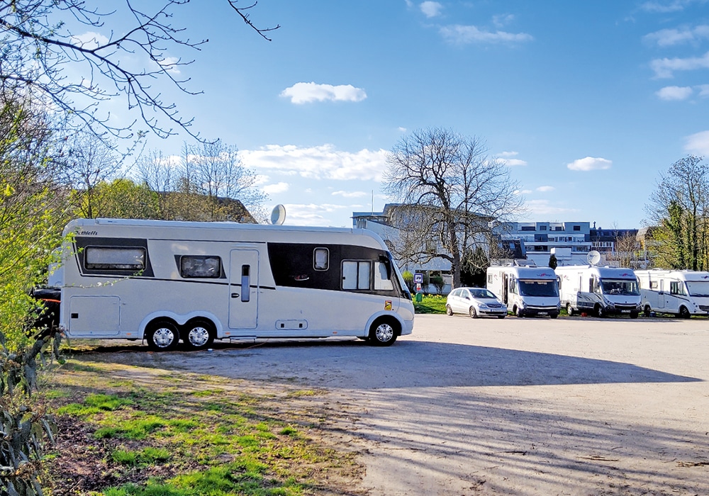 Stellplatz am Schützenplatz mit Wohnmobilen in Buxtehude