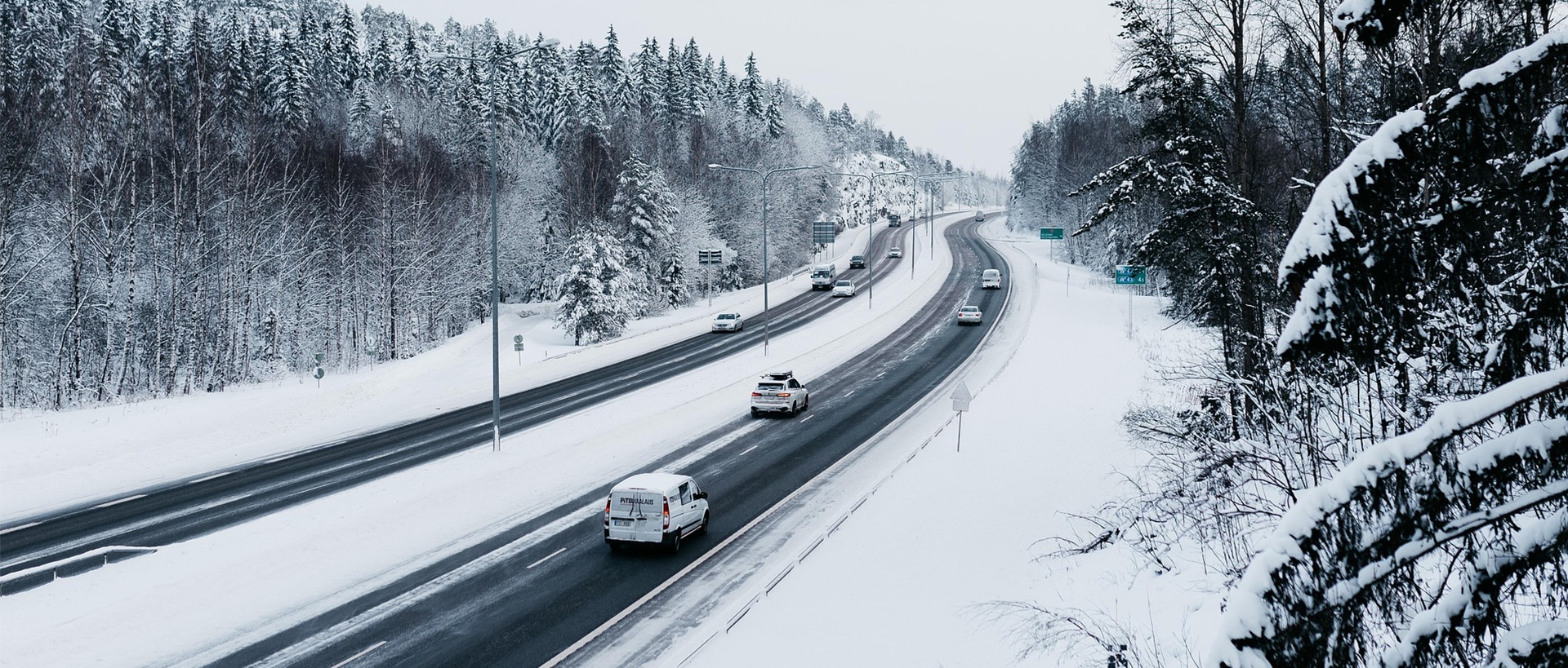Verschneite Straße in Finnland