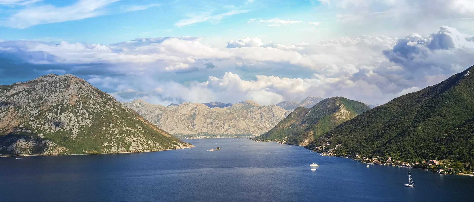 Großes Gewässer mit Bergen (Boka, Montenegro)