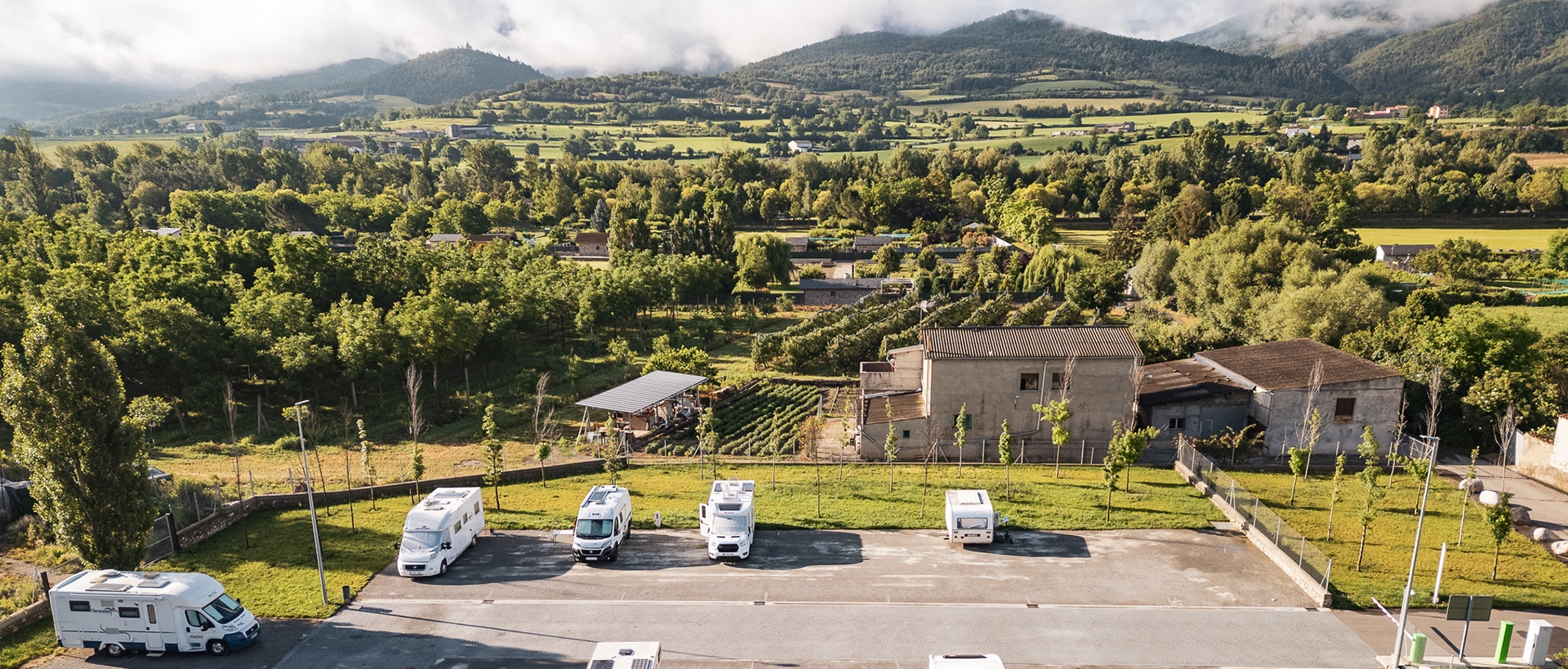 Stellplatz mit Wohnwagen und Wohnmobilen