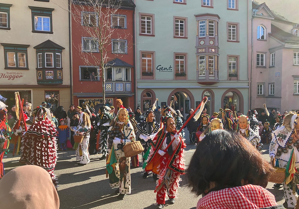 Fastnet in Rottweil, Narren in der Innenstadt mit Besuchern am Rand