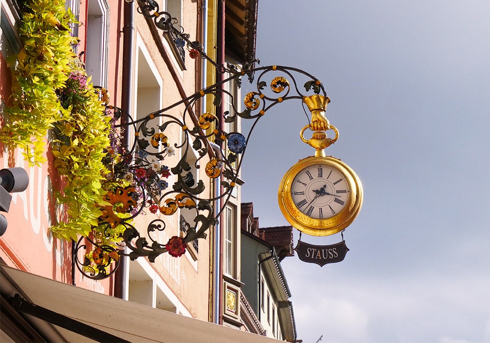 Rottweil in Baden-Württemberg: Schön verzierte Geschäfte (Detailaufnahme einer Uhr an den bunten Gebäuden)